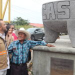 Quirino devela molcajete monumental en San Lucas Evangelista, tradición que da identidad a Tlajo